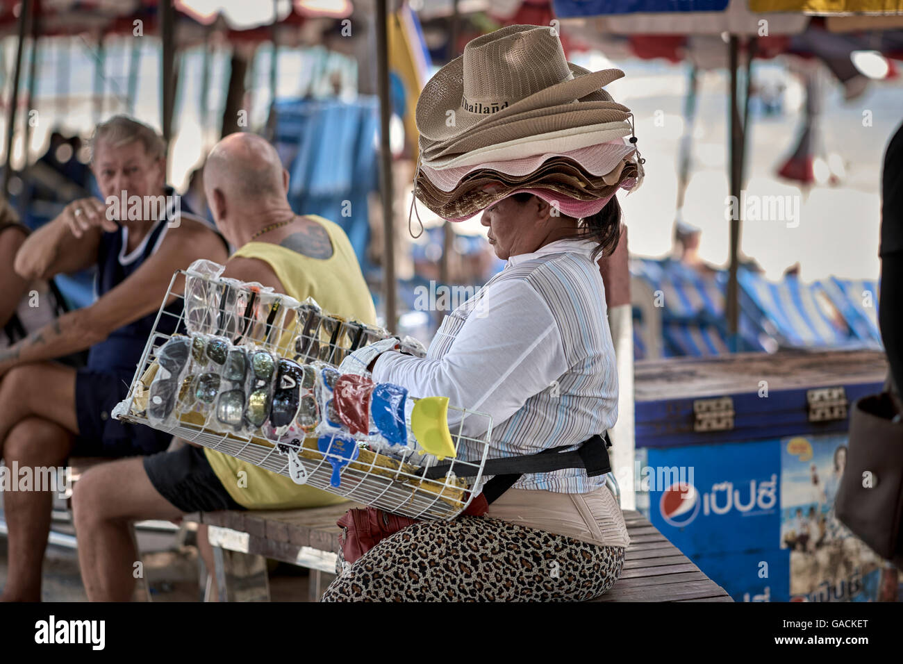 Vendita di cappelli da sole in vendita. Thailandia, S. E. Asia Foto stock -  Alamy