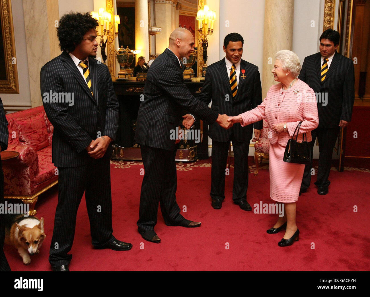 La regina incontra la Nuova Zelanda Rugby League team Foto Stock