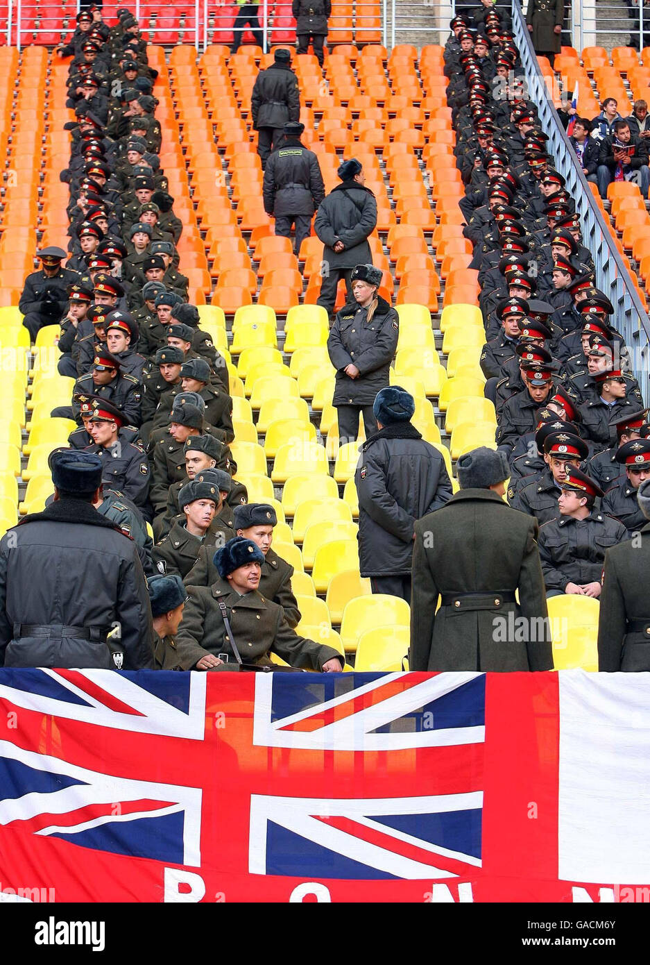 Una forte presenza di polizia prima della partita di qualificazione del Campionato europeo UEFA tra Russia e Inghilterra allo stadio Luzhiniki, Mosca, Russia. Foto Stock