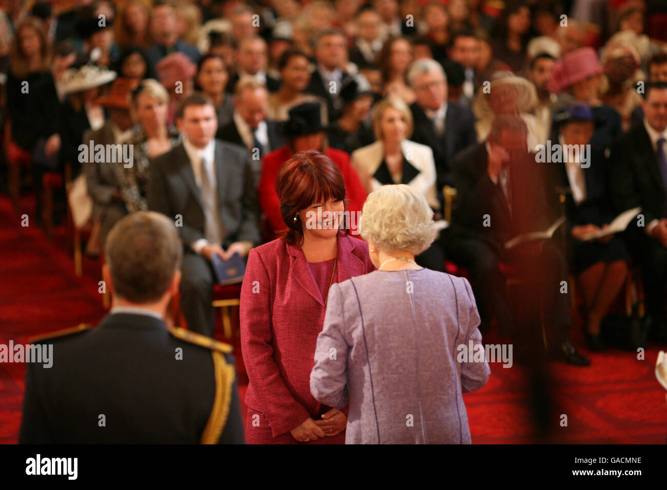 Denise Marshall, di Londra, è un OBE della Regina a Buckingham Palace. Foto Stock