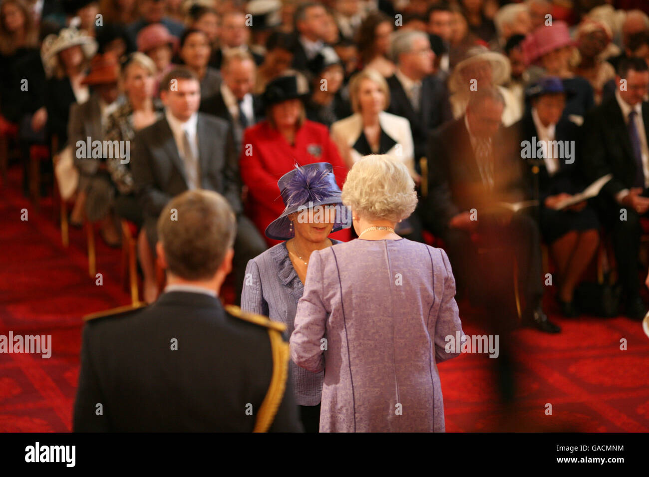 La signora Anne Evans, di Long Compton, è stata resa un'OBE dalla Regina di Buckingham Palace. Foto Stock
