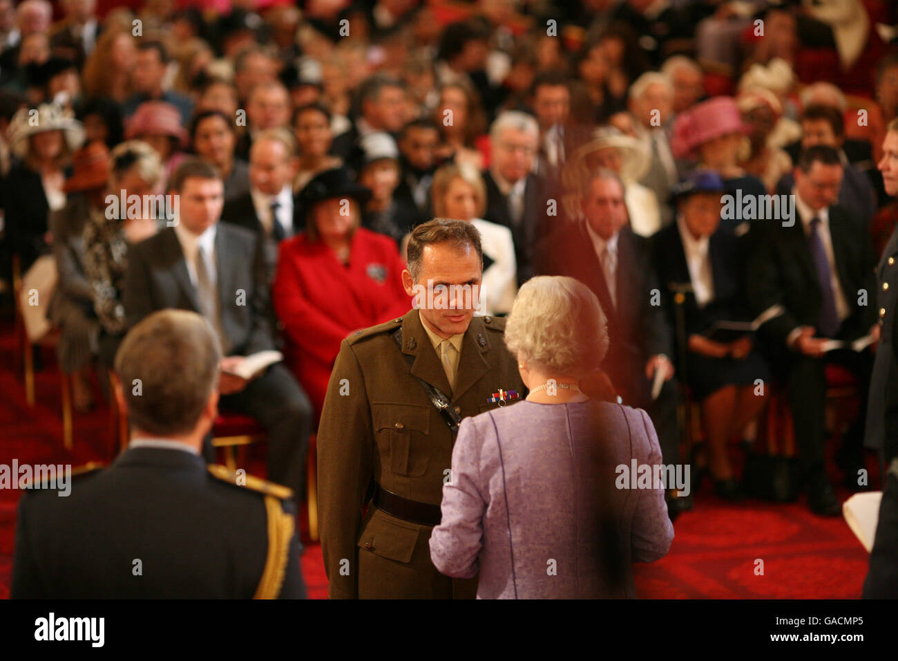 Il capitano Ian Felstead, il reggimento reale della principessa del Galles, esercito territoriale, è fatto un MBE dalla regina a Buckingham Palace. Foto Stock