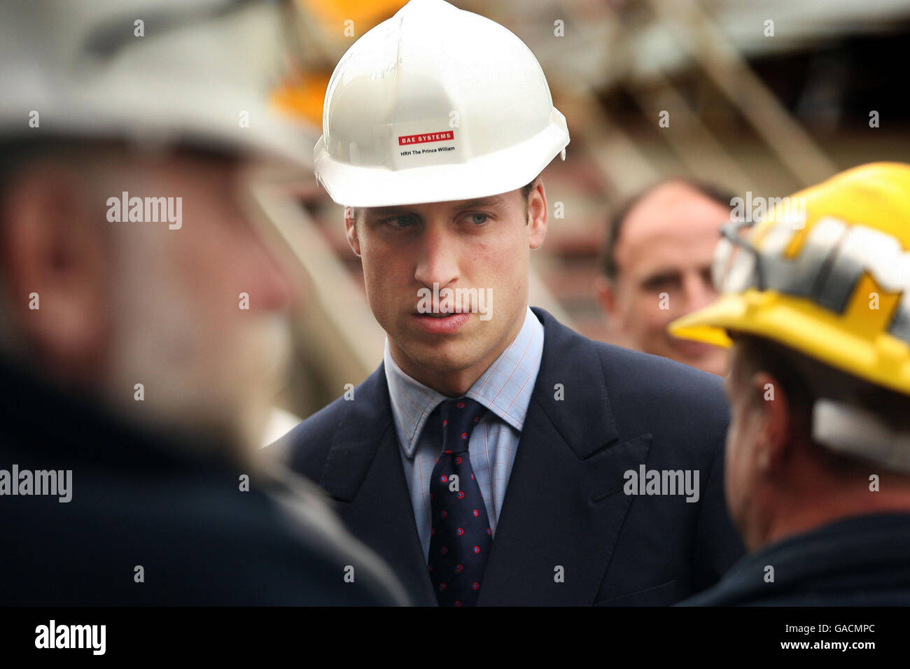 Prince William parla con i lavoratori durante una visita a BAE Systems Surface Fleet Solutions a Scotstoun, prima di salire a bordo dell'HMS che osava presso il cantiere navale Scotstoun di Glasgow. PREMERE ASSOCIAZIONE foto. Foto Stock