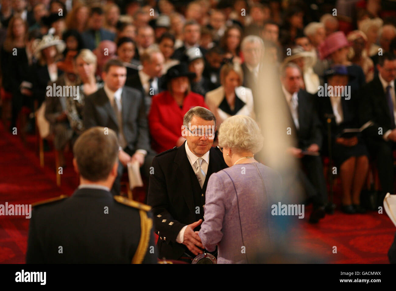 Dennis Urquhart, di Aberdeen, è fatto un MBE dalla regina a Buckingham Palace. Foto Stock