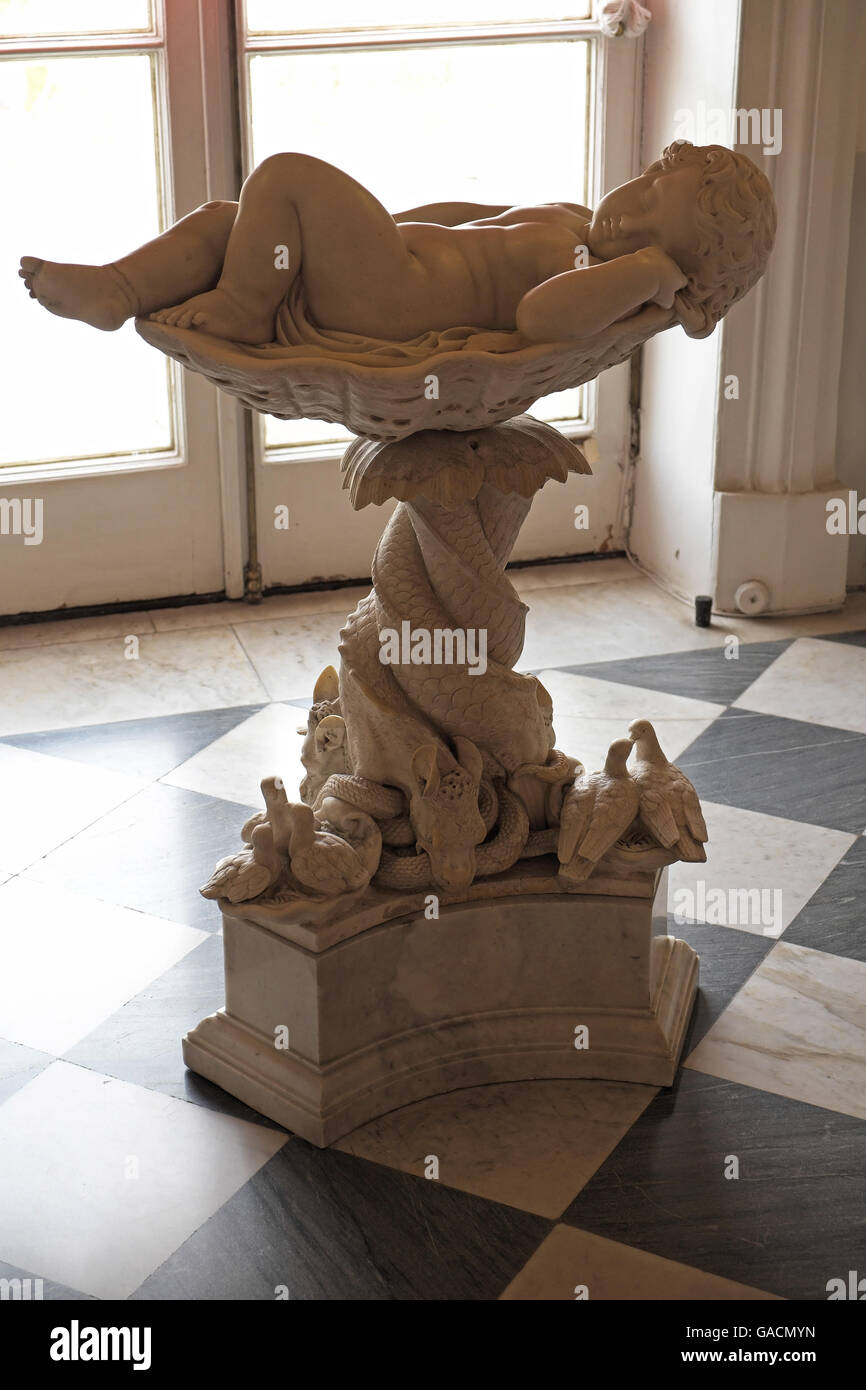 La scultura di un bambino dormiente, Catherine o palazzo estivo, Tsarskoe Selo, Pushkin, San Pietroburgo, Russia. Foto Stock