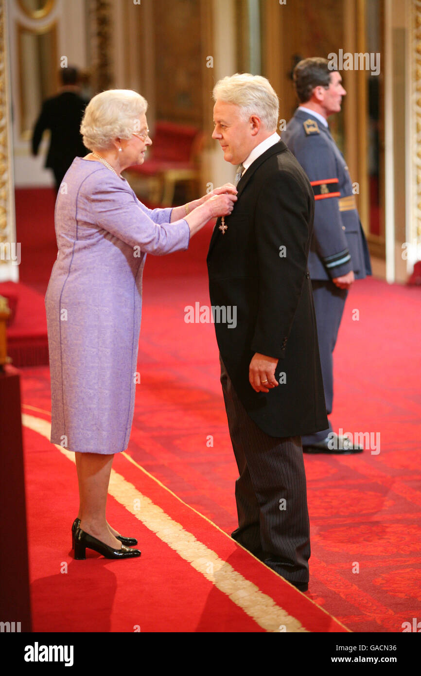 Il sig. Duncan Wilson, di Londra, è fatto un OBE dalla regina a Buckingham Palace. Foto Stock