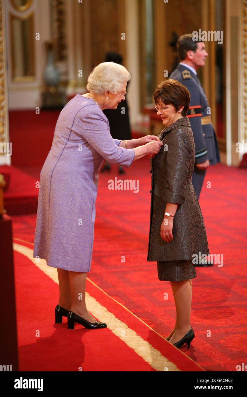 La sig.ra Gillian Richards, di Anglesey, è fatta un MBE dalla regina a Buckingham Palace. Foto Stock