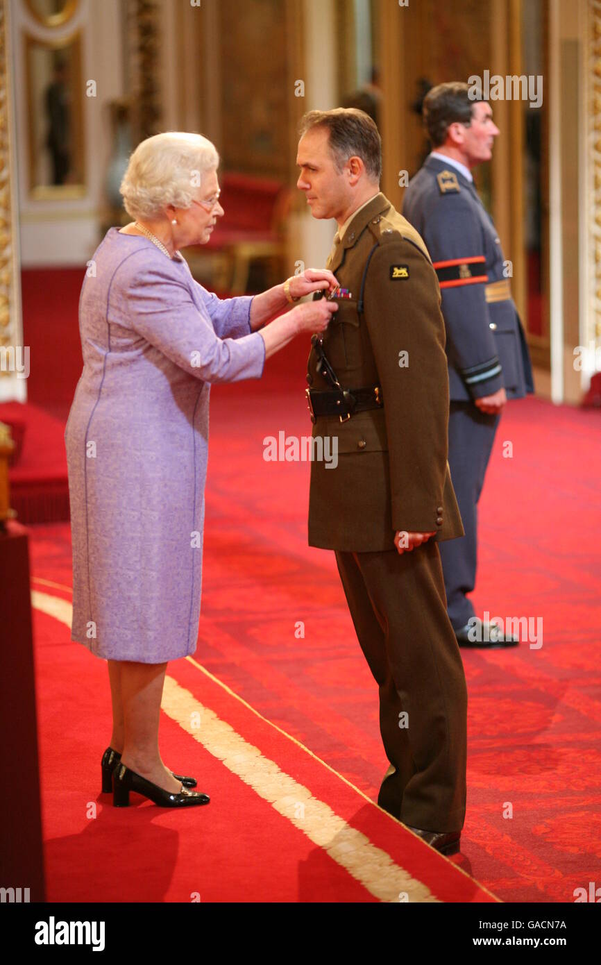 Il capitano Ian Felstead, il reggimento reale della principessa del Galles, esercito territoriale, è fatto un MBE dalla regina a Buckingham Palace. Foto Stock