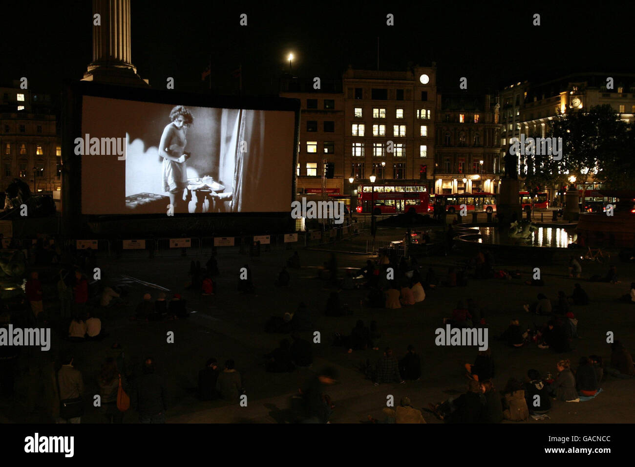 Libera con proiezioni di film in Trafalgar Square Foto Stock