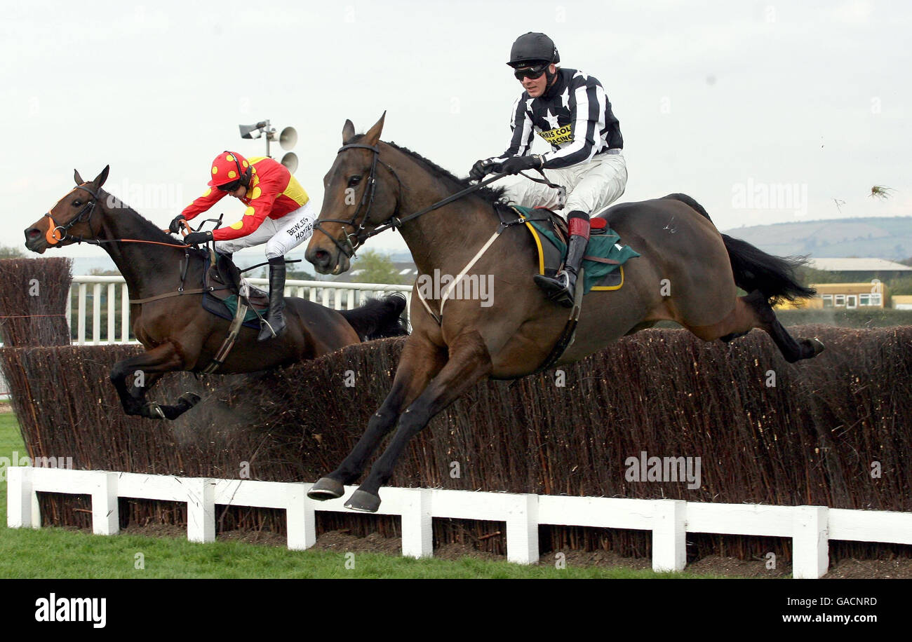 Imperial Commander (a destra) guidato da Tony Evans continua a vincere la Lady Angela Rooker Memorial Beginners' Steeple Chase all'ippodromo di Cheltenham. Foto Stock