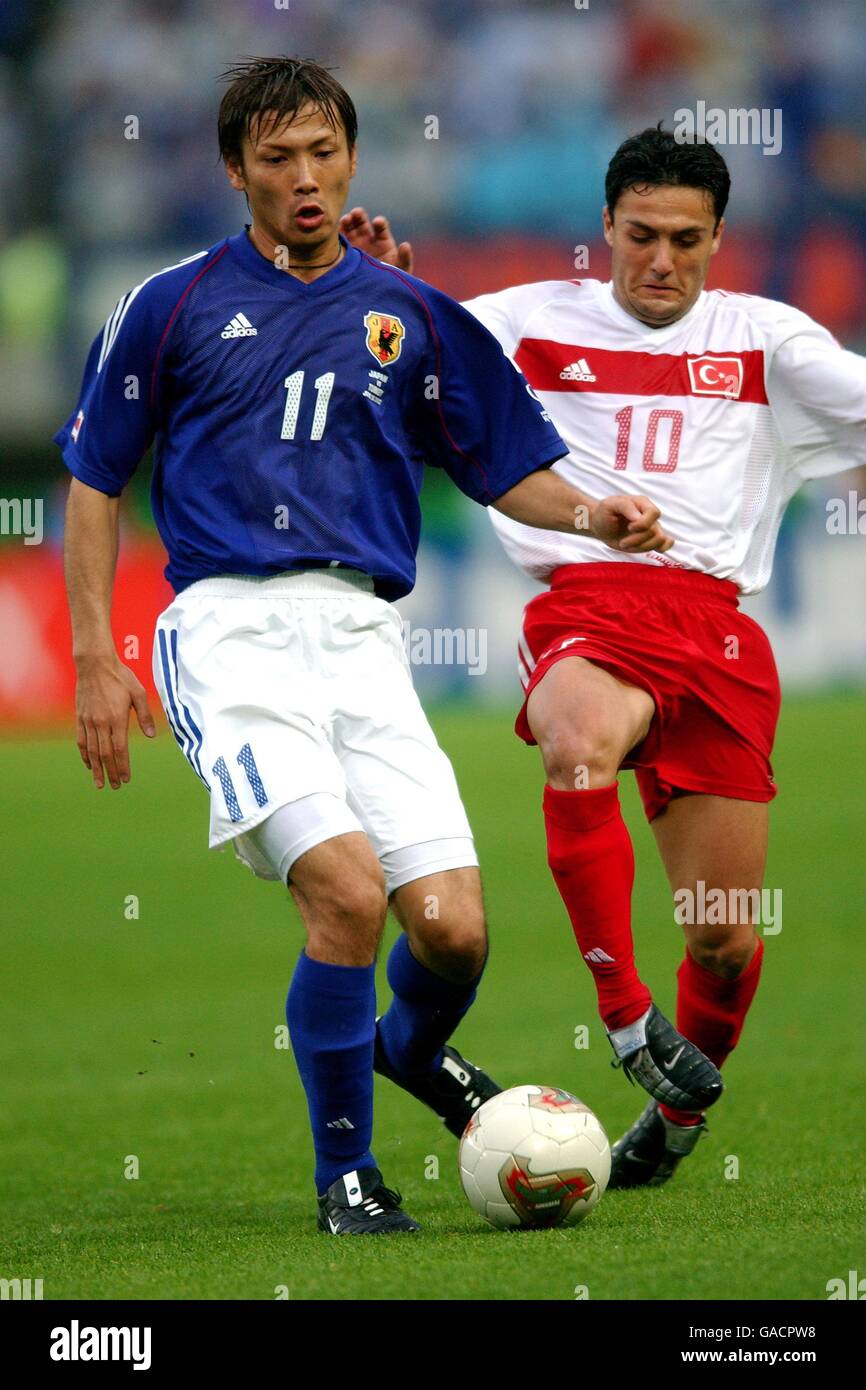 Calcio - Coppa del mondo FIFA 2002 - secondo turno - Giappone / Turchia. Il Giappone Takayuki Suzuki (l) sfida il turco Yildiray Basturk Foto Stock