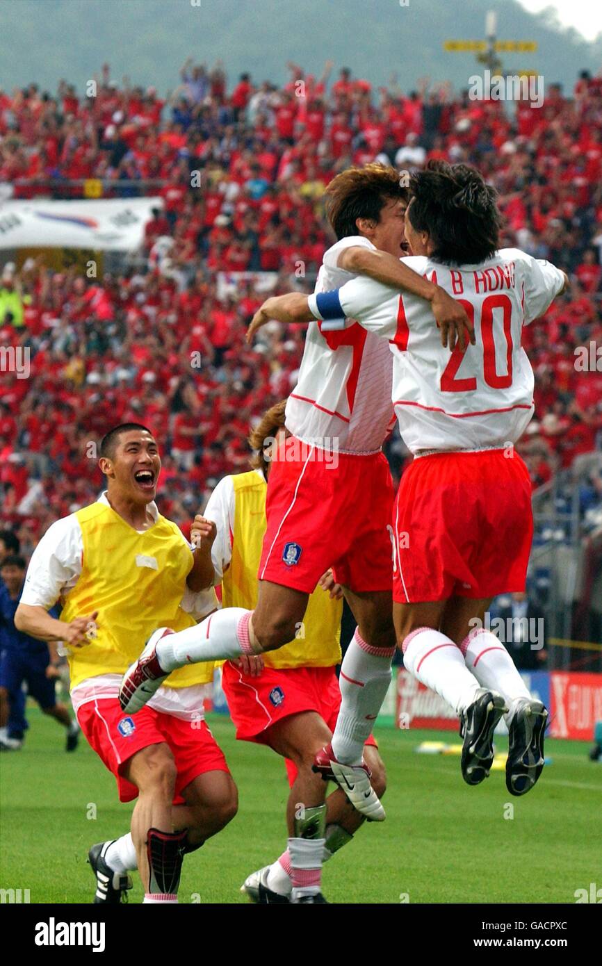 Calcio - Coppa del mondo FIFA 2002 - Quarter Final - Spagna / Repubblica di Corea. Il Myungt Bo Hong della Repubblica di Corea celebra la vittoria della pena con Chun Soo Lee Foto Stock