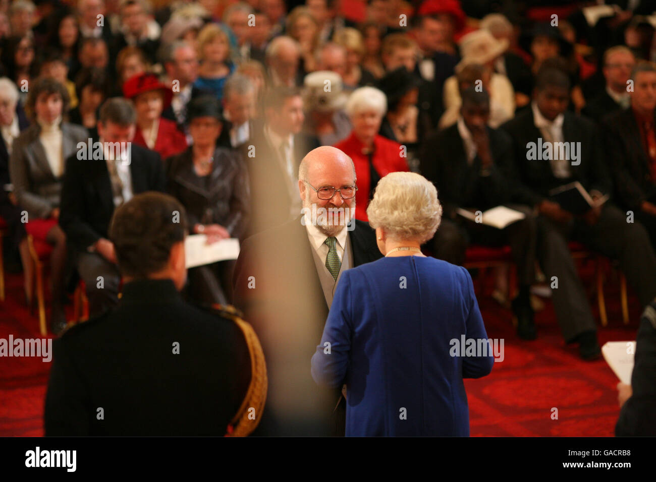 Il professor John McClure, di Manchester, è stato reso un OBE dalla Regina a Buckingham Palace. Foto Stock