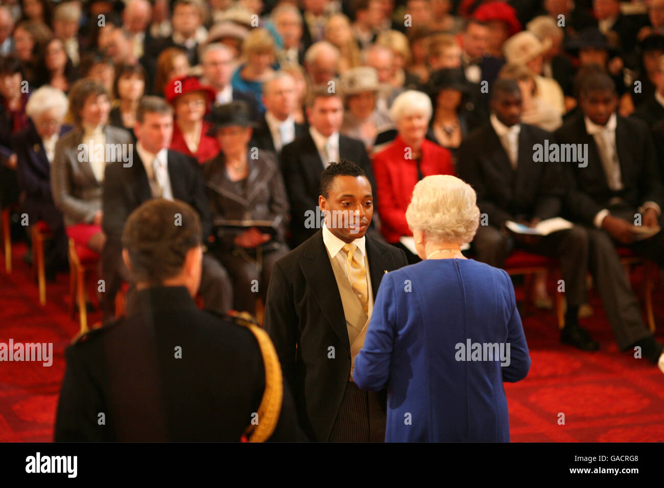 Paul Gladstone Reid, di Londra, è fatto un MBE dalla regina a Buckingham Palace. Foto Stock