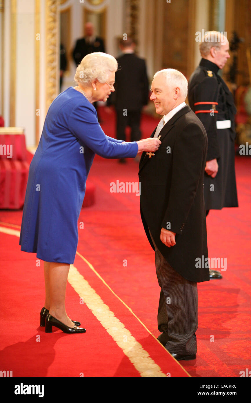 Il sig. Wesley McCabe è fatto un MBE dalla regina a Buckingham Palace. Foto Stock