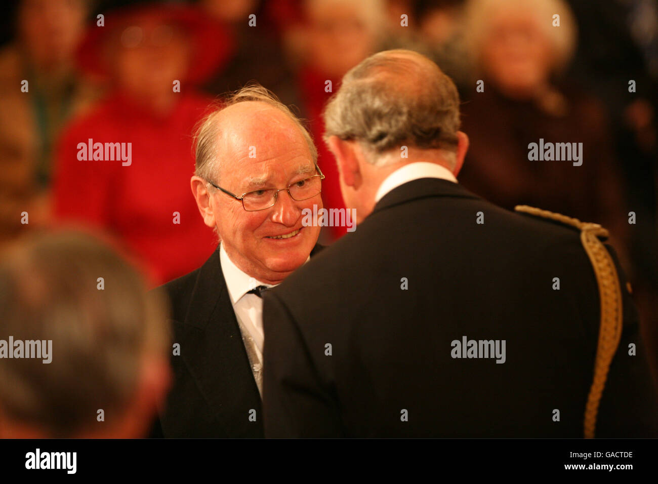 John Fisher è un OBE del Principe di Galles a Buckingham Palace. Foto Stock