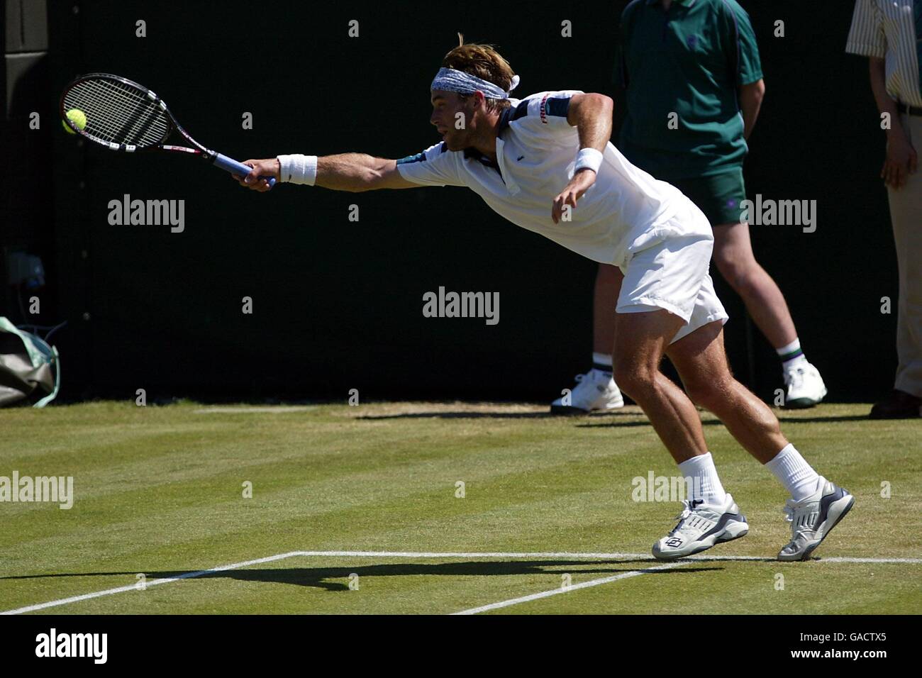 George Bastl si affondo per la palla sulla linea di base Contro Pete Sampras Foto Stock