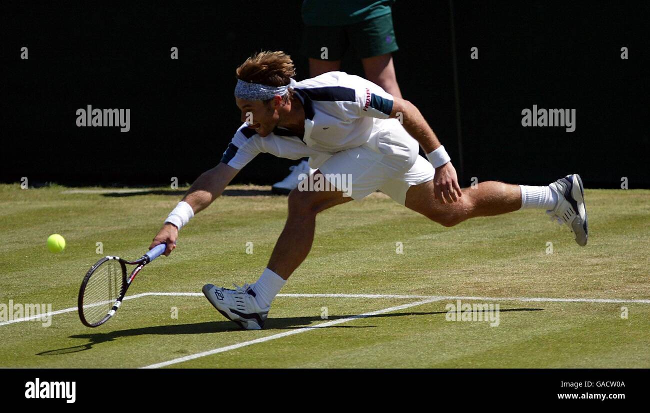 George Bastl si affondo per la palla sulla linea di base Contro Pete Sampras Foto Stock