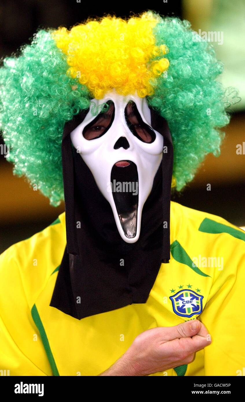 Un fan del Brasile entra nello spirito di carnevale prima di Il gioco con la Turchia Foto Stock