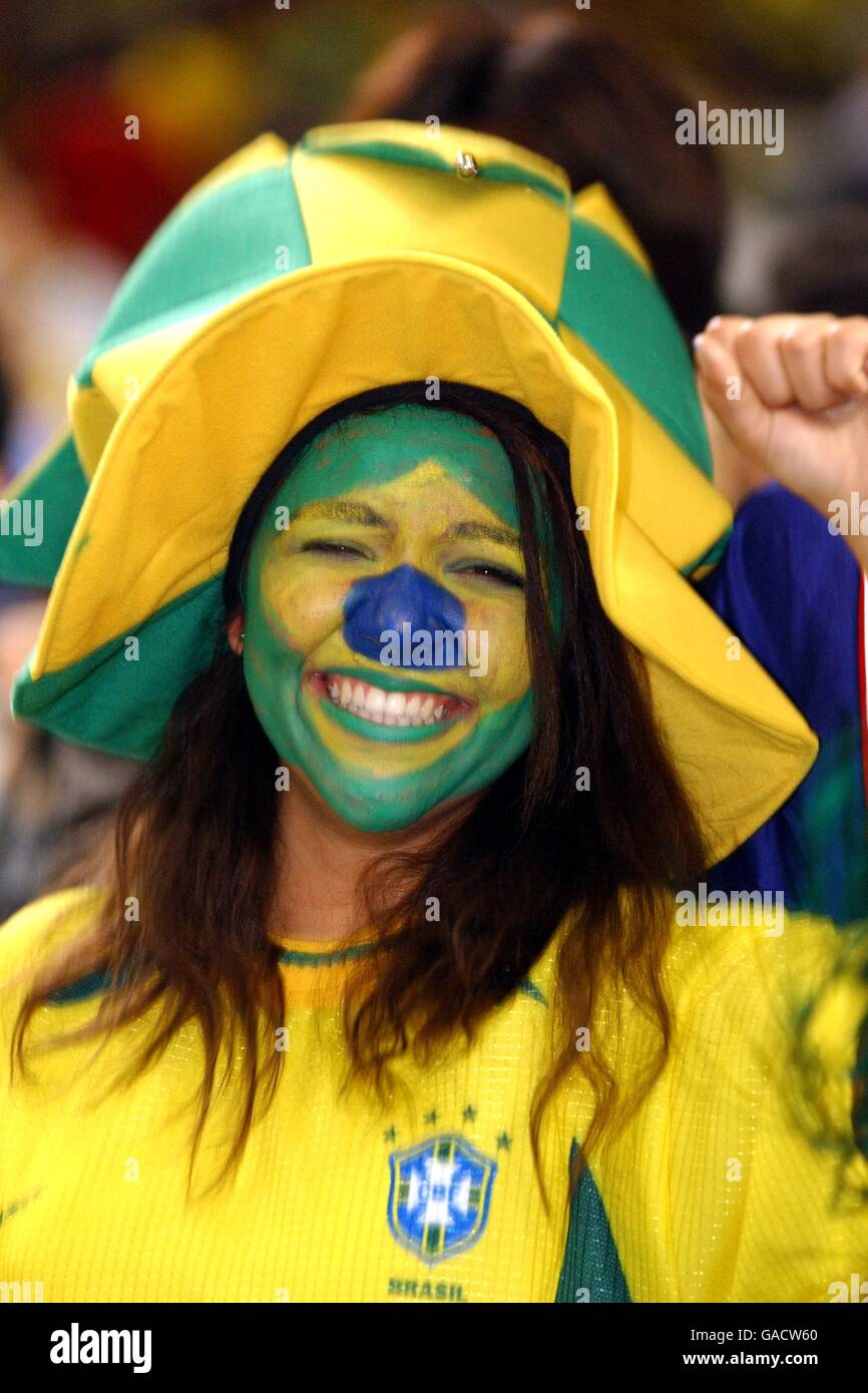 Un fan del Brasile entra nello spirito di carnevale prima di Il gioco con la Turchia Foto Stock