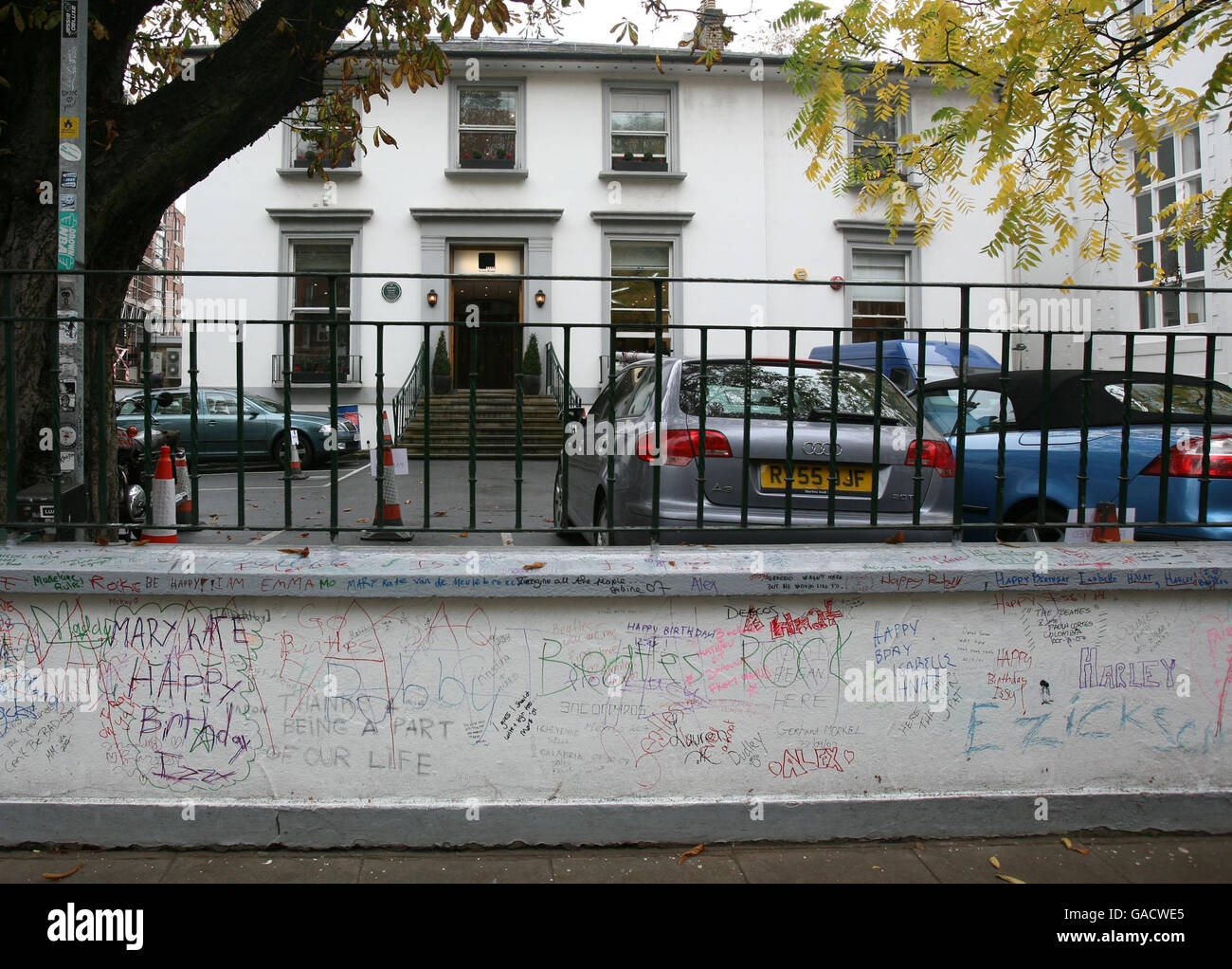 Abbey Road Studios stock. Graffiti sulle mura degli Abbey Road Studios di Londra, resi famosi dai Beatles. Foto Stock