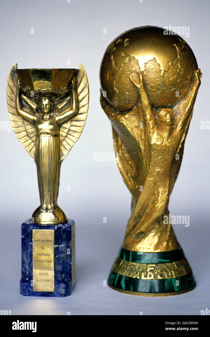 Il Jules Rimet Trophy (l) insieme al suo successore 'il Coppa del mondo FIFA Trophy' (r) Foto Stock