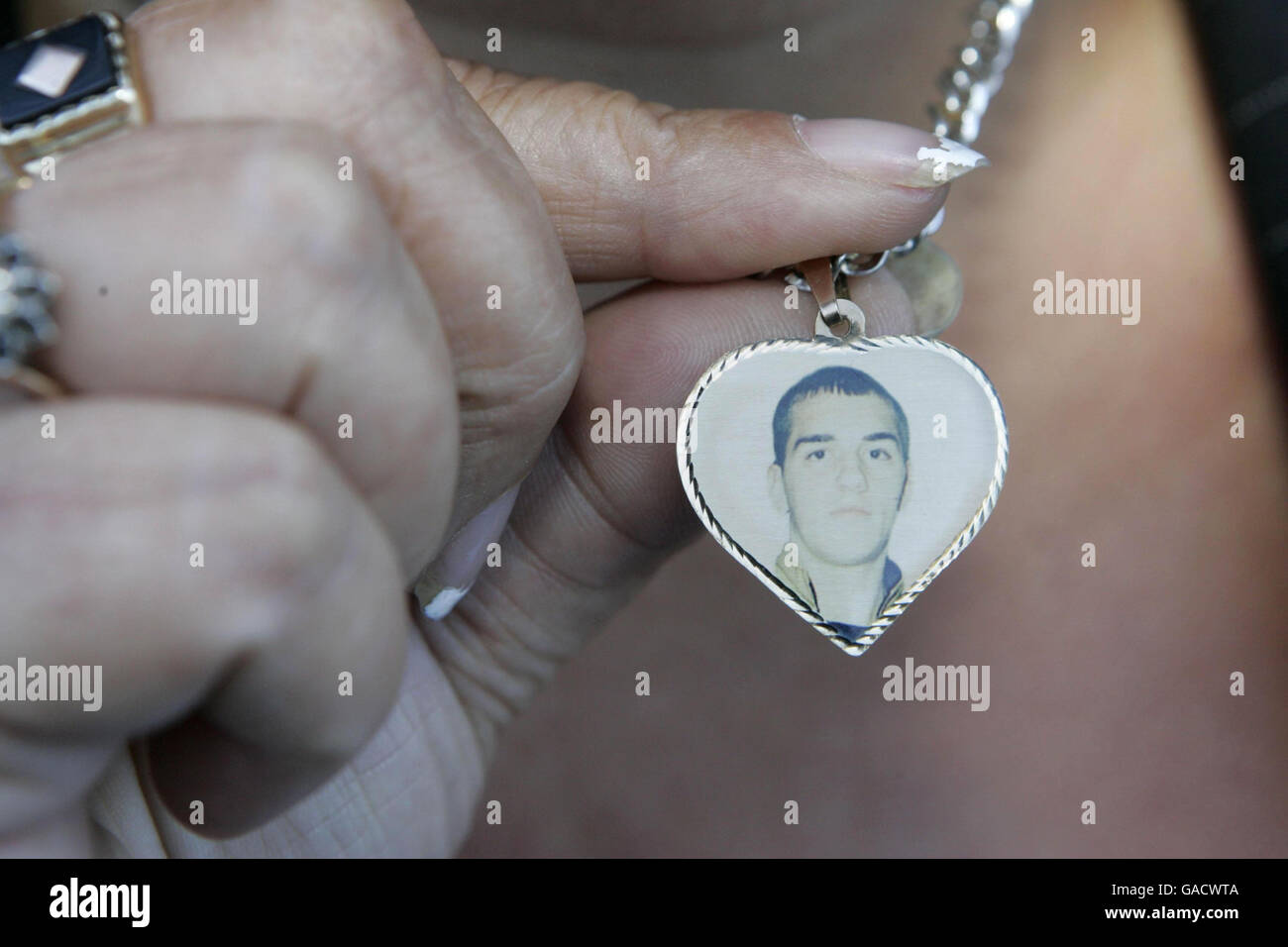 Un primo piano di un locket indossato da Rose Gentle che mostra una foto di suo figlio Fusilier Gordon Campbell Gentle, 19, che è stato ucciso in pattuglia a Basra il 28 giugno 2004. Foto Stock