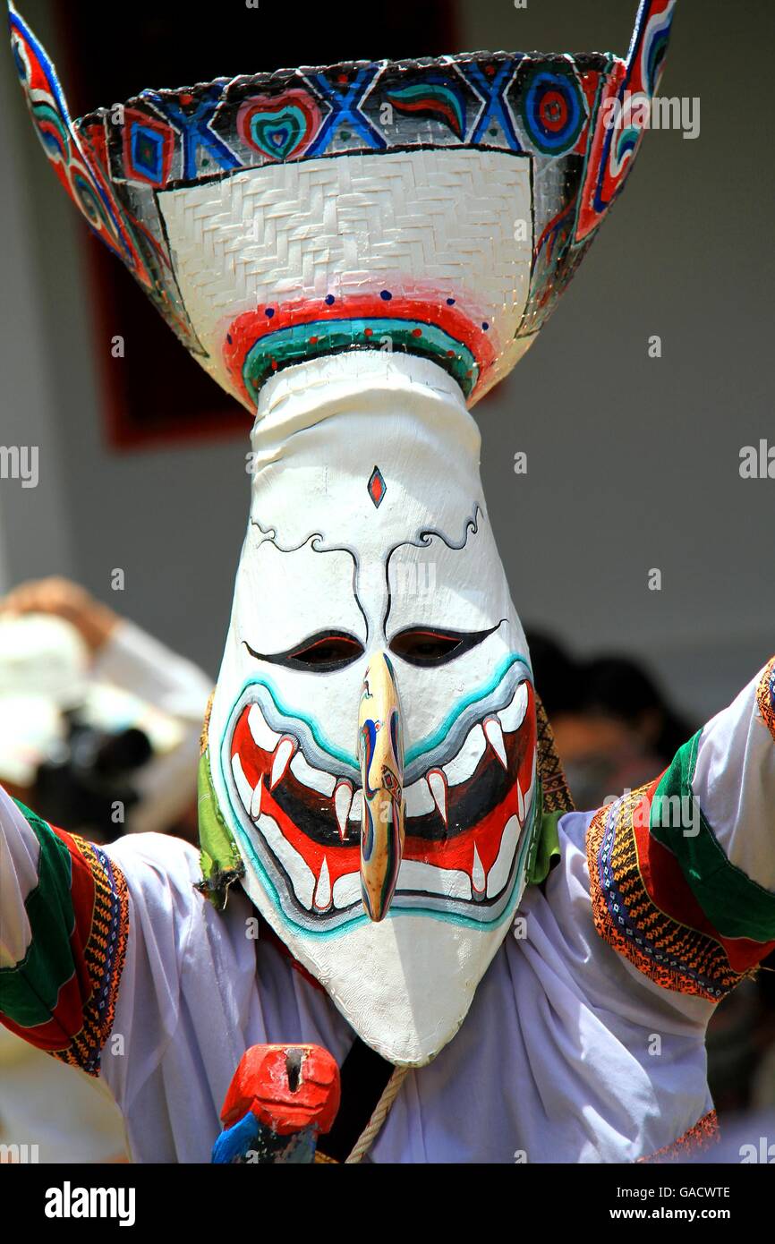 Provincia Loei, Tailandia- Giugno 28,2014: uomo non identificato indossare il costume fantasma al Phi Ta Khon o Ghost Festival a Dan Sai district Foto Stock