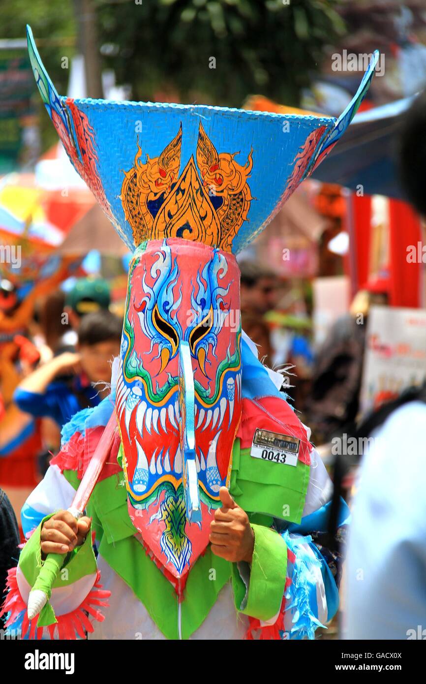 Provincia Loei, Tailandia- Giugno 28,2014: uomo non identificato indossare il costume fantasma al Phi Ta Khon o Ghost Festival a Dan Sai district Foto Stock