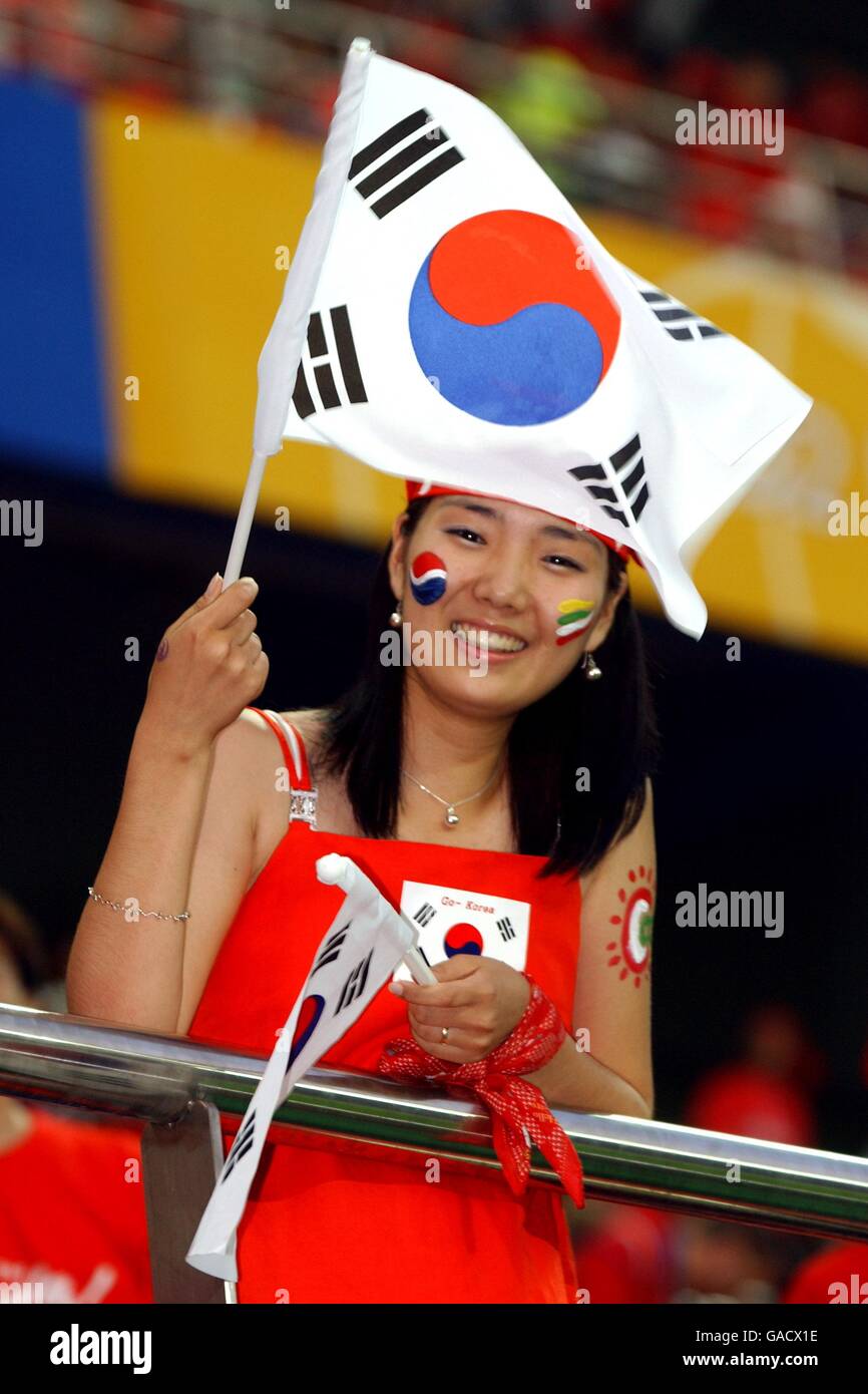 Calcio - Coppa del mondo FIFA 2002 - secondo turno - Repubblica di Corea / Italia. Una donna coreana si acclama nella sua squadra Foto Stock