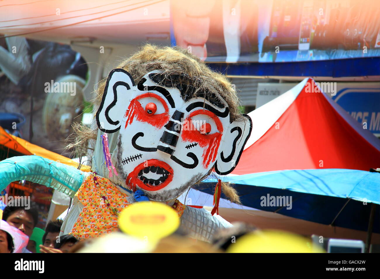 Provincia Loei, Tailandia- Giugno 28,2014: uomo non identificato indossare il costume fantasma al Phi Ta Khon o Ghost Festival a Dan Sai district Foto Stock