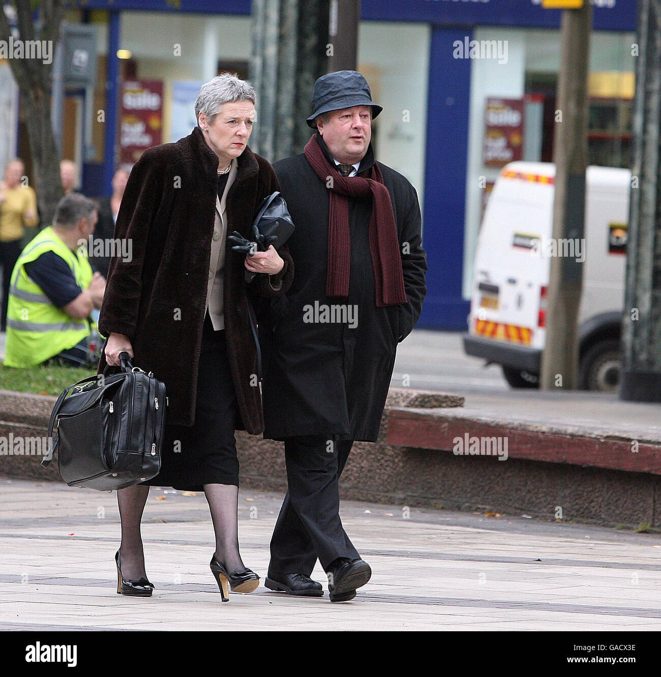 Il sindaco di Sefton, John Walker e sua moglie Catie, arrivano alla Corte della Corona di Liverpool. Foto Stock