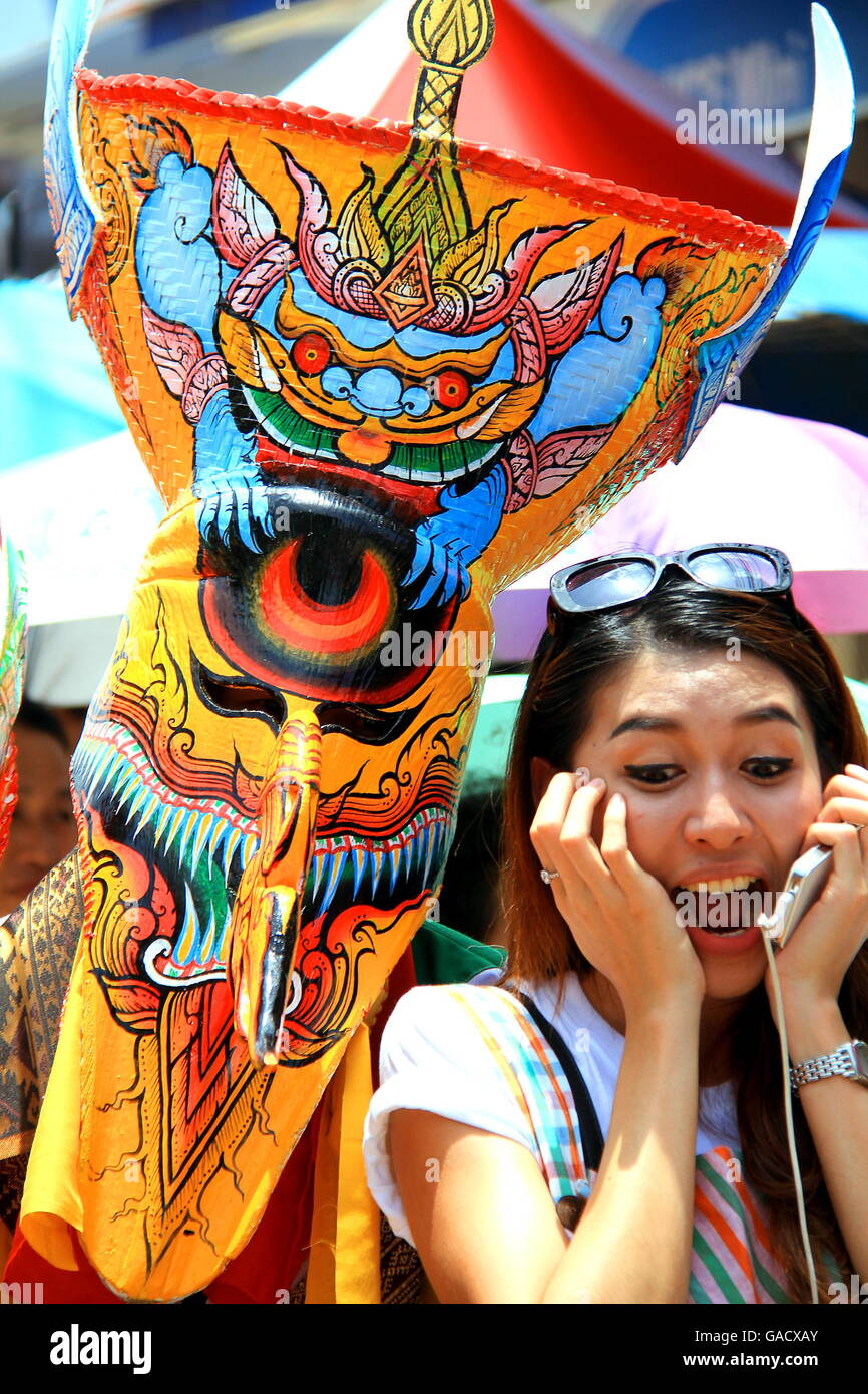Provincia Loei, Tailandia- Giugno 28,2014: uomo non identificato indossare il costume di ghost e donna non identificato al Phi Ta Khon o Ghost Festi Foto Stock
