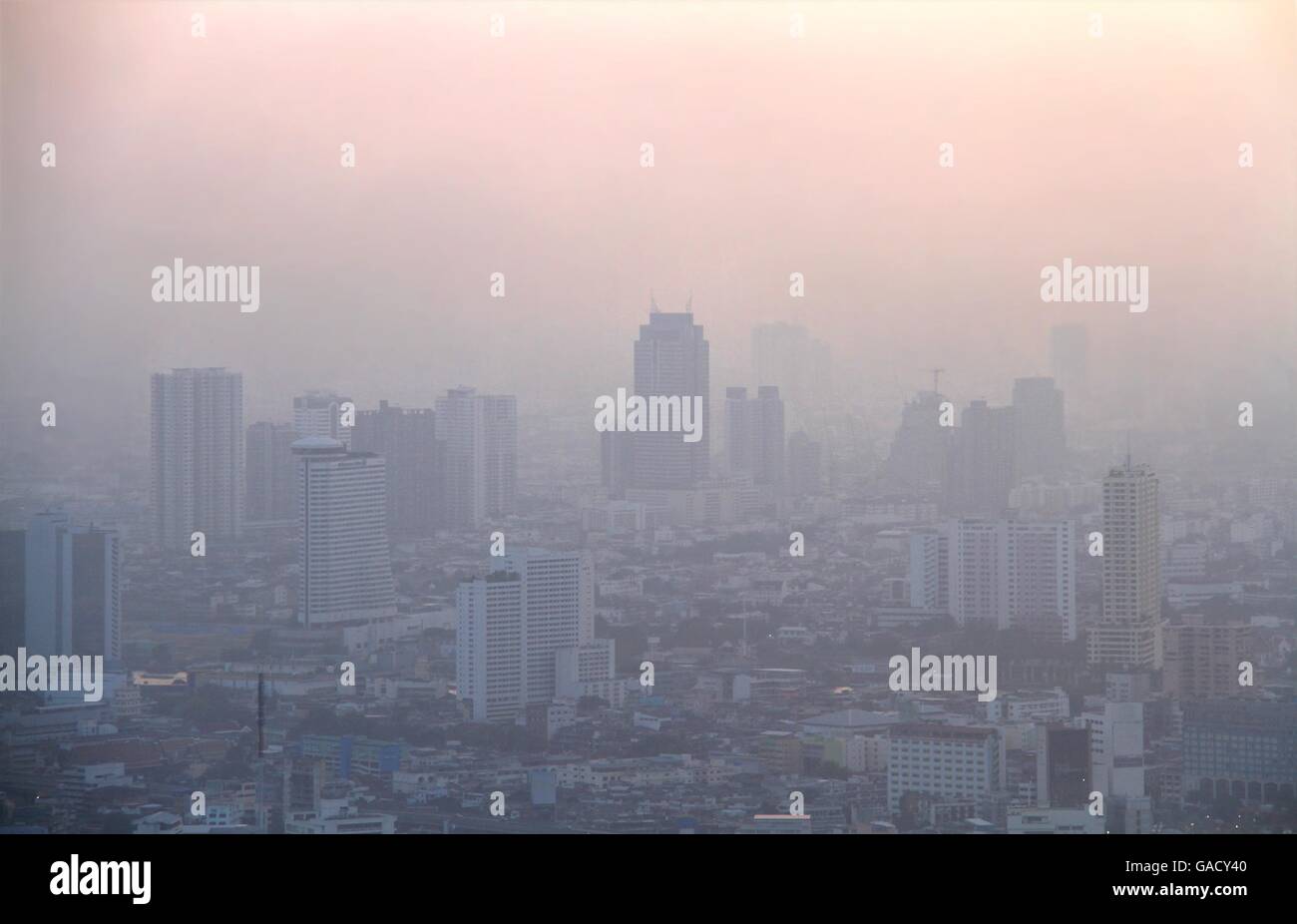 La scarsa visibilità causata dal problema di inquinamento in area urbana durante il tramonto dorato, Bangkok, Thailandia. Foto Stock