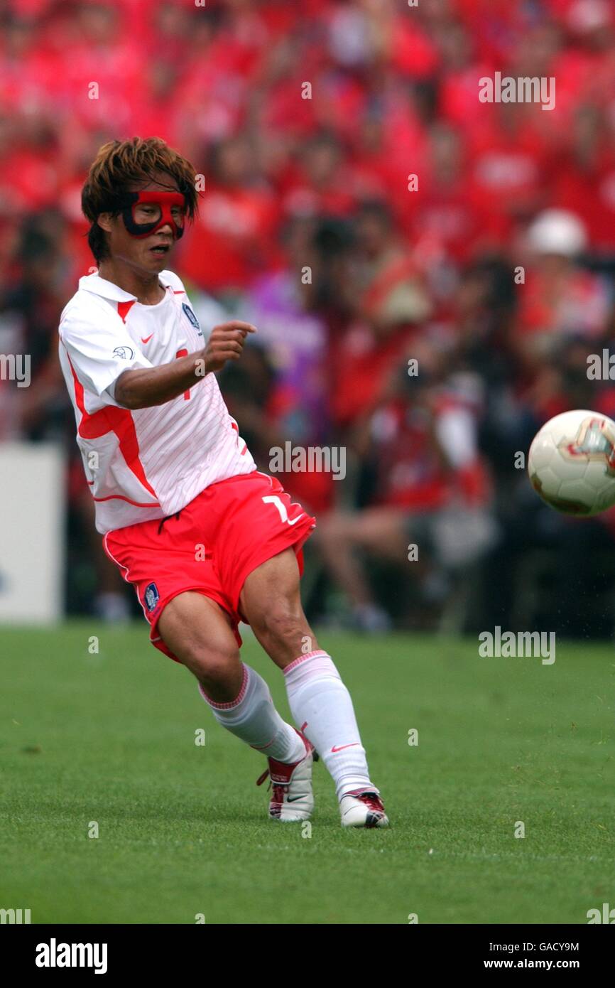 Calcio - Coppa del mondo FIFA 2002 - Quarta finale - Spagna / Repubblica di Corea. Giovane Tae Kim, Corea Foto Stock