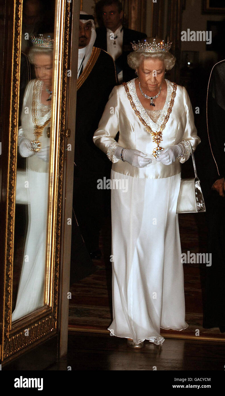 La regina Elisabetta II ha ritratto di arrivare per il banchetto di Stato a Buckingham Palace a Londra questa sera. Il re Abdullah dell'Arabia Saudita era presente al banchetto. Foto Stock