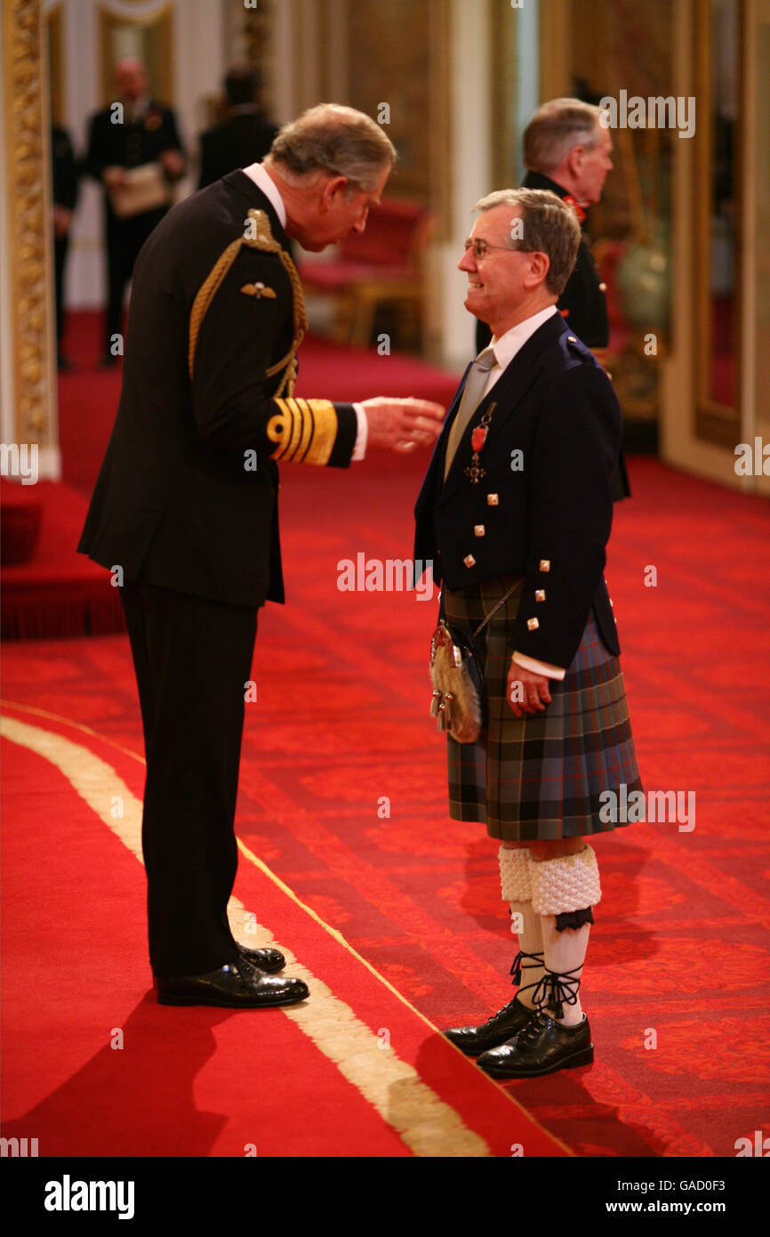 William Forsyth di Dunblane è fatto un MBE dal principe del Galles a Buckingham Palace. Questa foto deve essere accreditata su PA Photos. Foto Stock