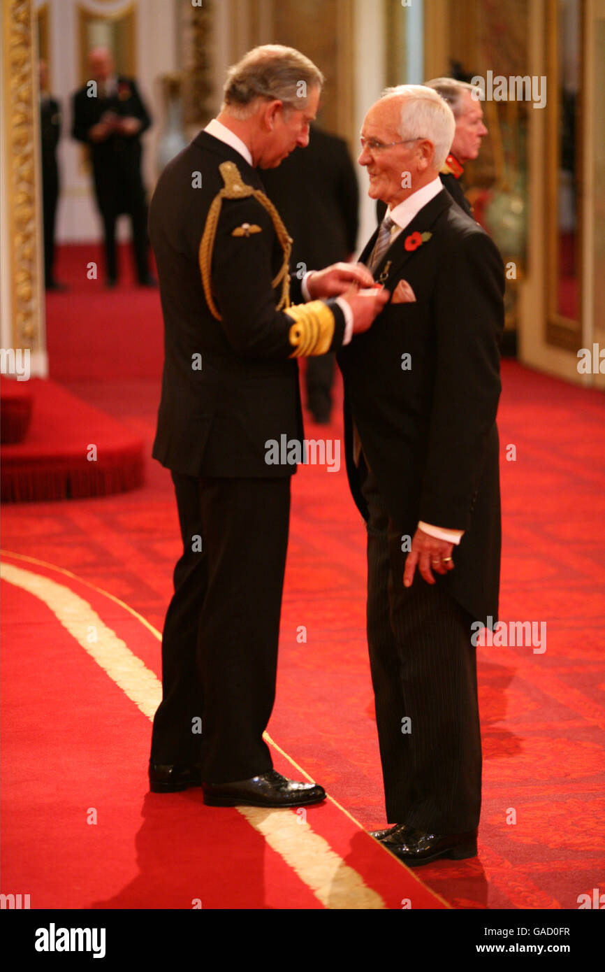 Il sig. Donald Penny di Welling è fatto un MBE dal principe del Galles a Buckingham Palace. Questa foto deve essere accreditata su PA Photos. Foto Stock