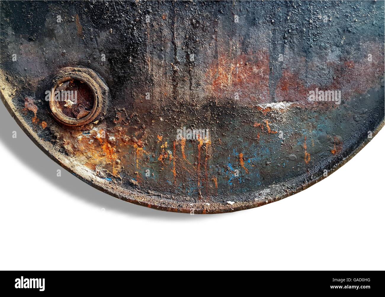 Chiusura del vecchio arrugginito e sporco e olio in metallo canna di storage isolato su sfondo bianco Foto Stock