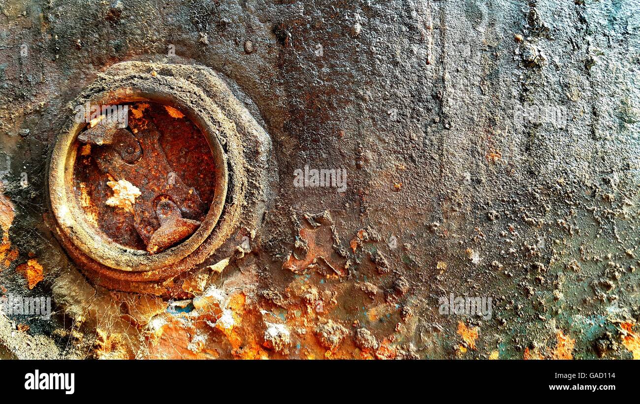 Chiusura del vecchio arrugginito e sporco e olio in metallo canna di storage Foto Stock