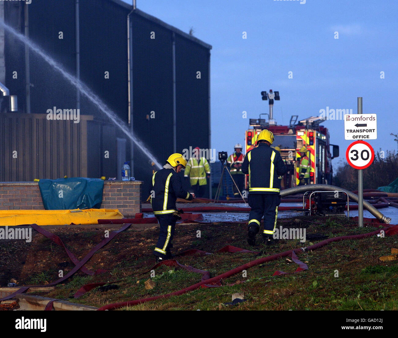 I vigili del fuoco combattono un fuoco mentre il fuoco brucia in un magazzino in una proprietà industriale ad Atherstone su Stour, Warwickshire. Foto Stock