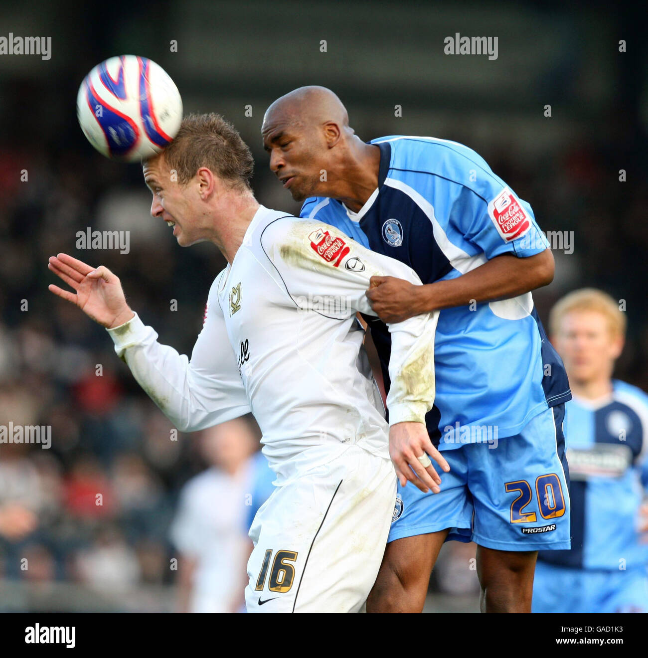 Leon Johnson di Wycombe e Aaron Wilrbraham di Milton Keynes Don gareggiano per il pallone durante la partita della Coca-Cola Football League Two all'Adams Park, High Wycombe. Foto Stock