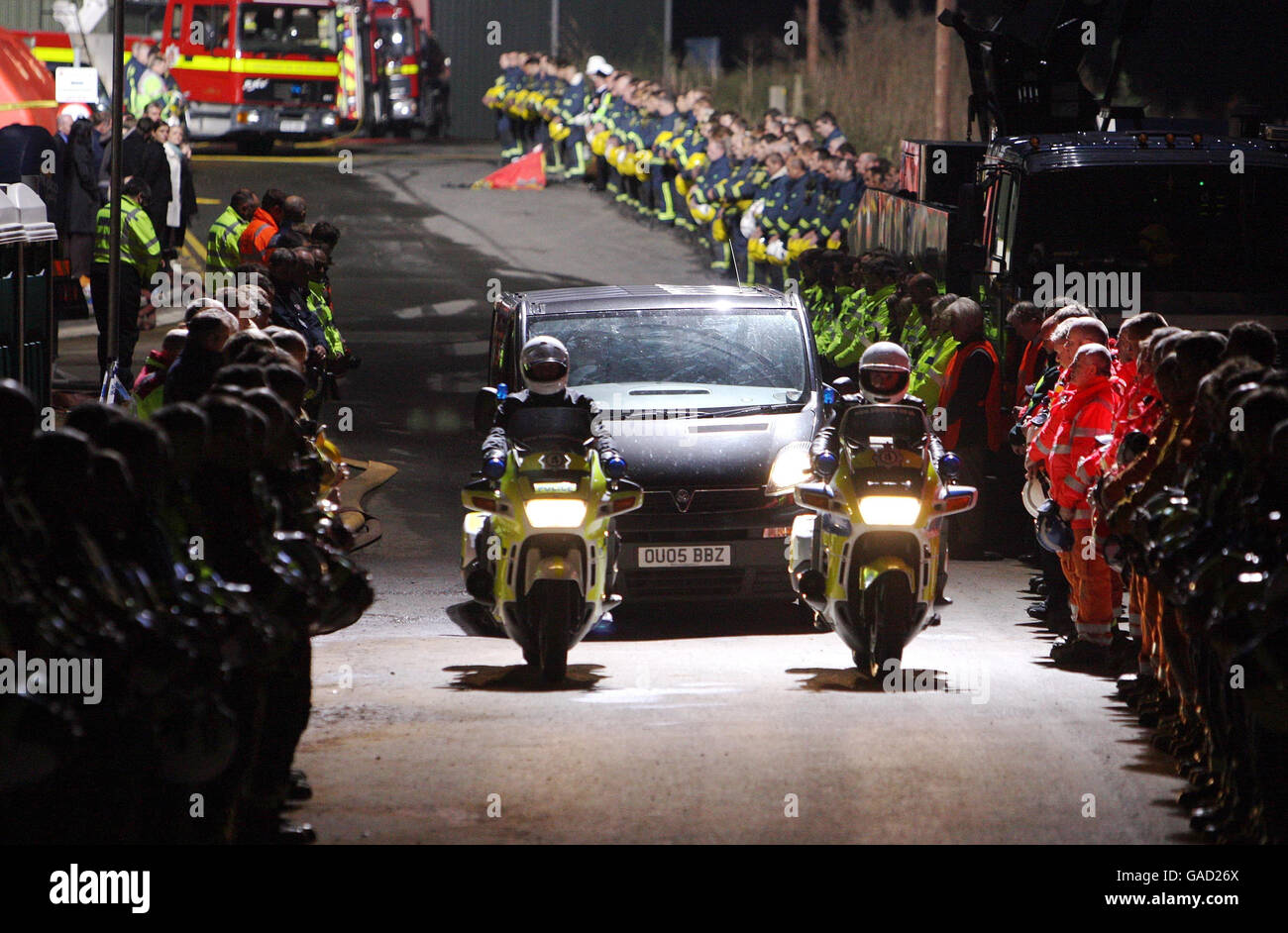 I vigili del fuoco formano una guardia d'onore mentre il cuore che porta i corpi dei tre vigili del fuoco è guidato da Atherstone su Stour, Warwickshire. Foto Stock