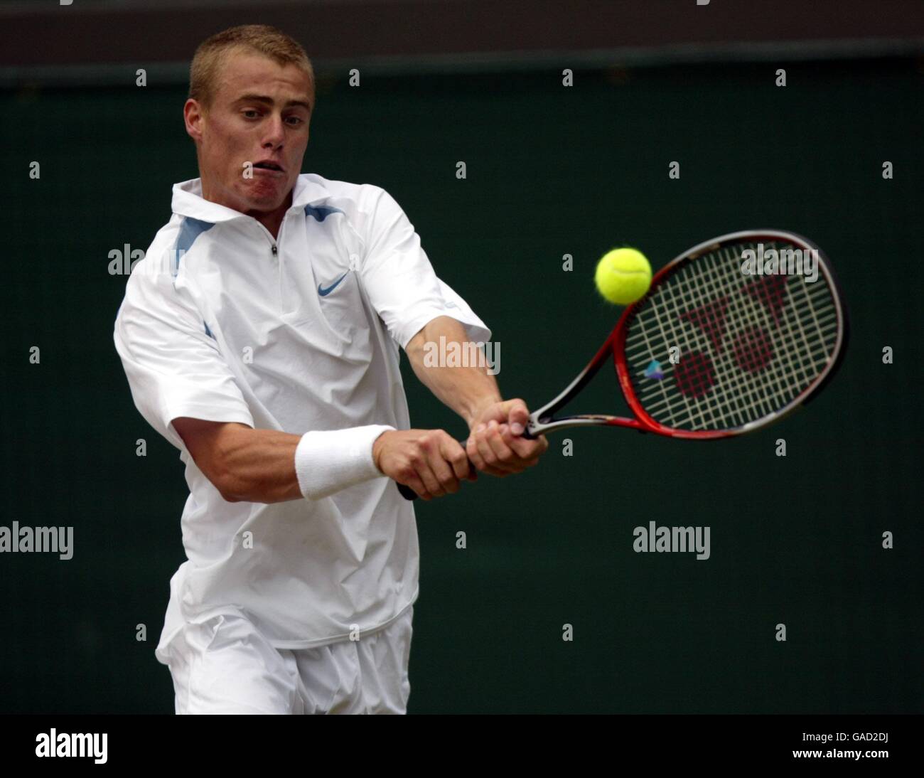 Tennis, Wimbledon 2002. Lleyton Hewitt restituisce una retrovie Foto Stock