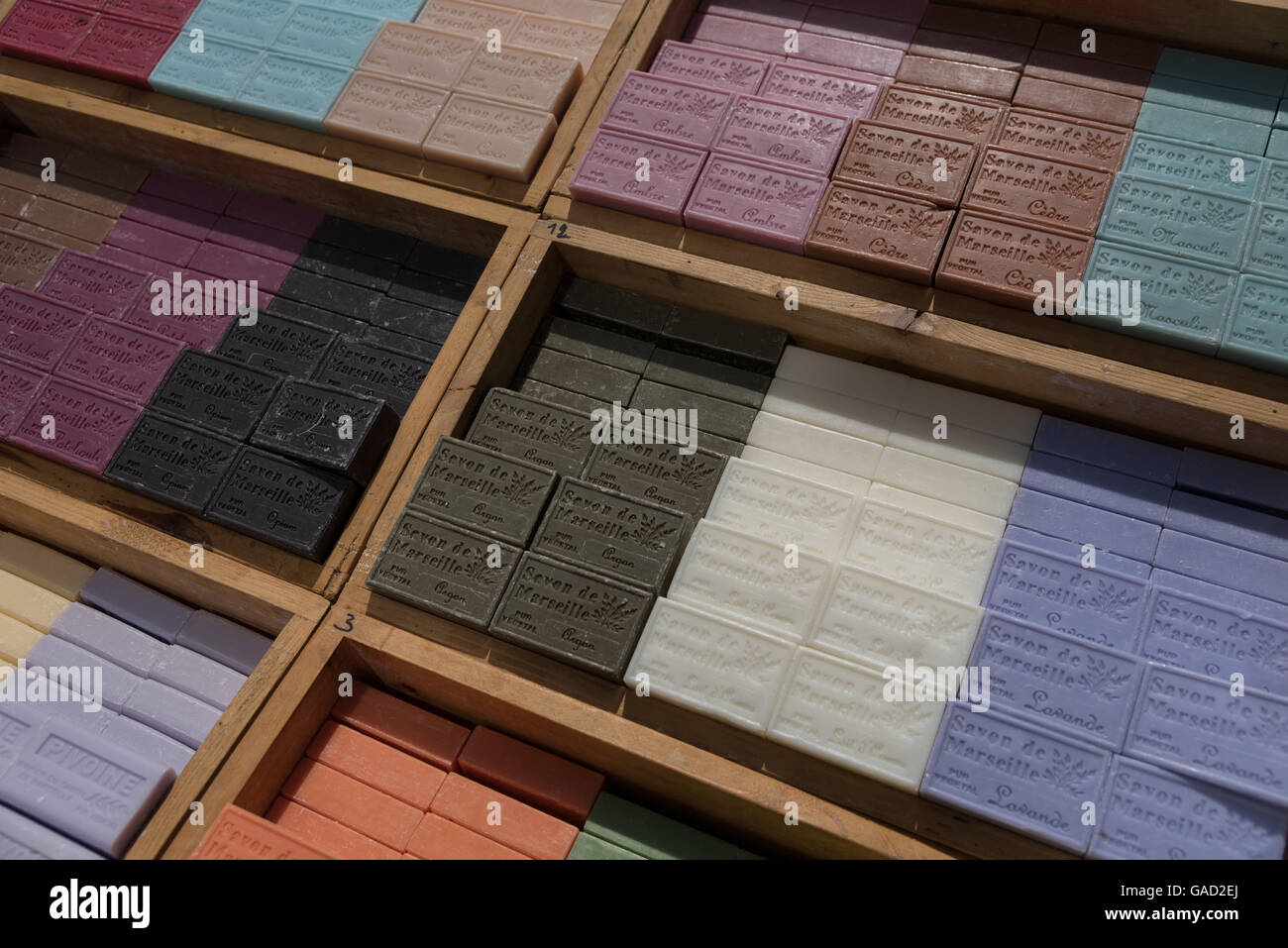 Barre di sapone casalingo in vendita presso il mercato del sabato, De Panne, Belgio Foto Stock