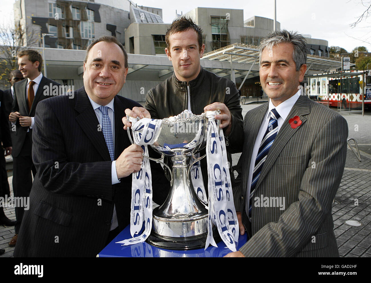 Primo ministro Alex Salmond, Charlie Adam e Kairney della CIS durante il pareggio semifinale della CIS Insurance Cup presso il Parlamento scozzese, Holyrood, Edimburgo. Foto Stock