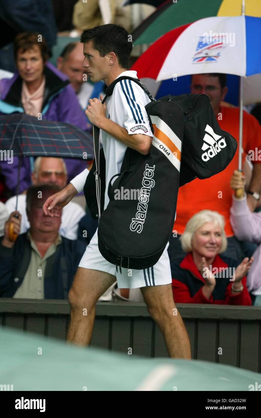 Tennis - Wimbledon 2002 - Semifinale maschile. Tim Henman esce dal campo mentre la pioggia scende Foto Stock