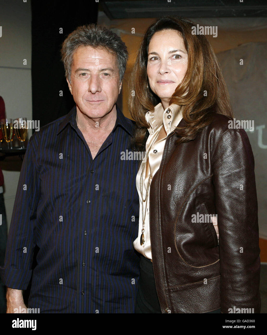 Dustin Hoffman e sua moglie Lisa Gottsegen partecipano al lancio del nuovo NIKEiD Studio presso Nike Town nel centro di Londra. Foto Stock