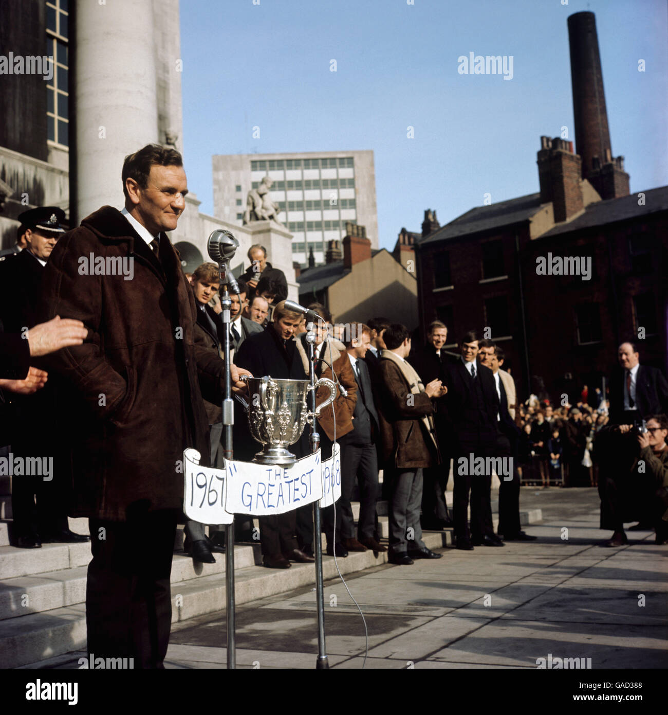 Il manager di Leeds United Don Revie si rivolge alla folla di Leeds all'accoglienza della sua squadra dopo aver vinto la League Cup. Foto Stock