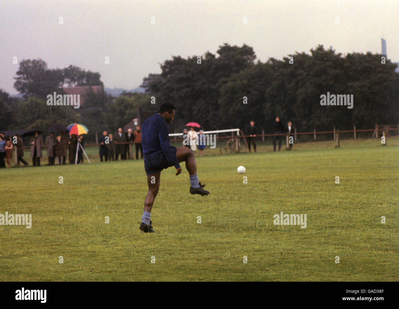 Calcio - Coppa del mondo Inghilterra 1966 - Brasile allenamento - Bolton. Pele del Brasile durante la sessione di formazione di oggi. Foto Stock